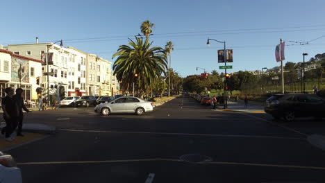 Menschen-In-San-Francisco,-Kalifornien,-Die-Die-Straße-überqueren