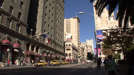 San-Francisco-California-Street-Mit-Vogel-Und-Menschen