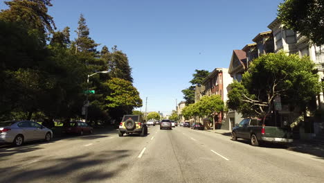 San-Francisco-Kalifornien-Straßen-Gesäumt-Von-Bäumen-Und-Häusern