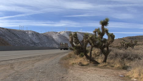 Kalifornien-Windpark-über-Autobahn-Und-Joshua-Tree