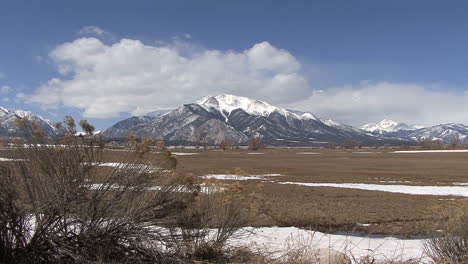 Rango-De-Sierra-De-Colorado-Y-Malezas-En-El-Viento