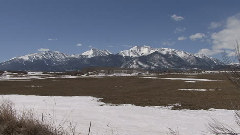 Colorado-Sawatch-Range-beyond-snow-in-valley