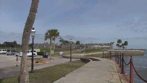 Los-Turistas-De-Florida-En-El-Fuerte-Español-De-San-Agustín