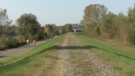 Alemania-Pfalz-Rhine-Dique-Con-Carril-Bici-Y-Bicicletas