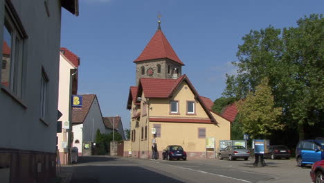 Deutschland-Rheinalnd-Platz-Dorfkirche