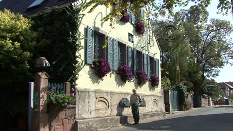 Deutschland-Rheinland-Mann-Blick-Auf-Dorfhaus