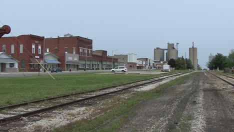 Pequeña-Ciudad-De-Illinois-Por-Las-Vías-Del-Tren