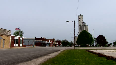 Pequeña-Ciudad-De-Illinois-Con-Almacenamiento-De-Granos