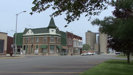 Pequeña-Ciudad-De-Illinois-Con-Silos