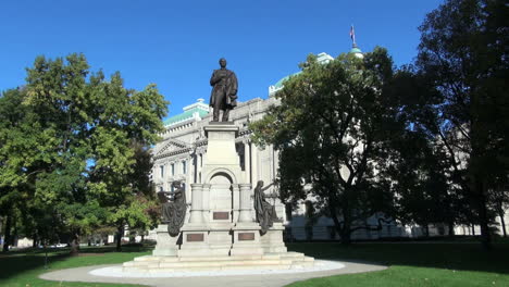 Indianápolis,-Indiana-Statehouse-Con-Estatua