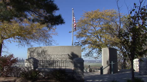 Iowa-Flagge-Und-Lewis-Und-Clark-Denkmal
