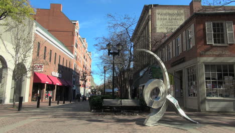 Fußgängerzone-Salem-Massachusetts-Mit-Skulpturen