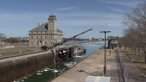 Michigan-Sault-Ste-Marie-gate-raises-on-lock.