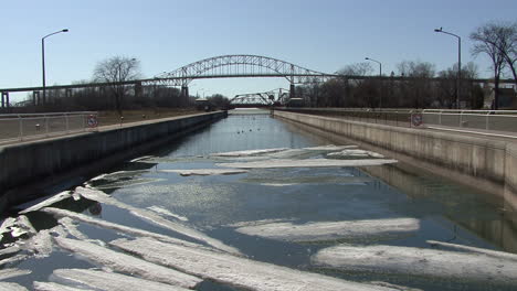 Michigan-Sault-Ste-Marie-Eis-Auf-Dem-Wasser-Im-Kanal