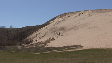 Michigan-sand-dunes-by-shore