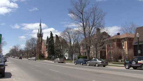 Michigan-Stadt-Mit-Kirche-Und-Verkehr