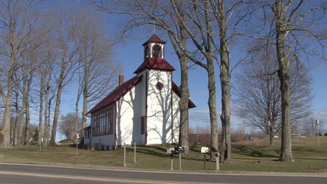 Michigan-Weiße-Kirche-Auf-Der-Straße
