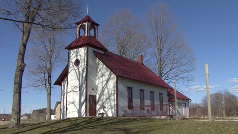 Michigan-Weiße-Kirche-Mit-Rotem-Dach