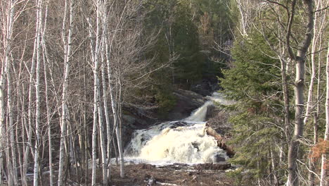 Michigan-Zoomt-Auf-Wasserfall-Im-Wald
