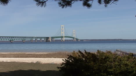 Michigan-zooms-past-pine-to-Mackinac-Brdge