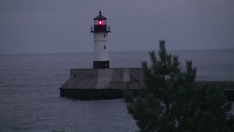 Duluth-Minnesota-lighthouse-with-light