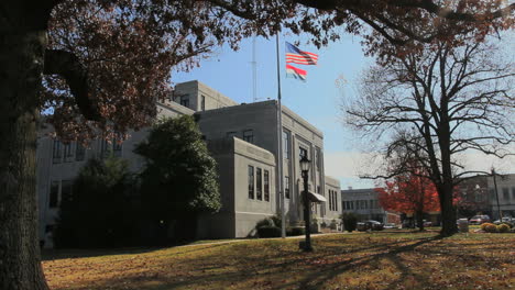 Neosho-Missouri-courthouse-with-flag