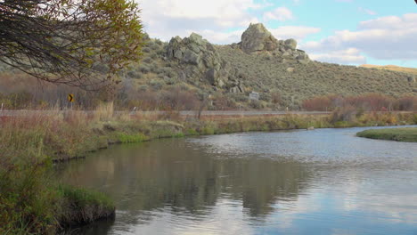 Nevada-Owyhee-River-reflection-of-mountain