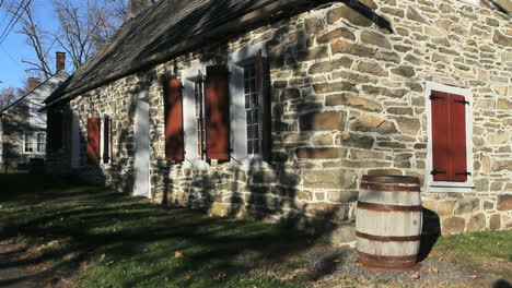 Neben-Einem-Alten-Steinhaus-In-New-Paltz-Steht-Ein-Fass-Zum-Auffangen-Von-Regenwasser.