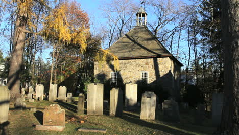 Lápidas-Arrojan-Sombras-En-Un-Cementerio-Junto-A-La-Iglesia-Valona-En-New-Paltz.
