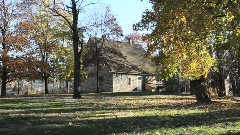 Bäume-Umgeben-Ein-Altes-Steinhaus-In-Neuem-Paltz.