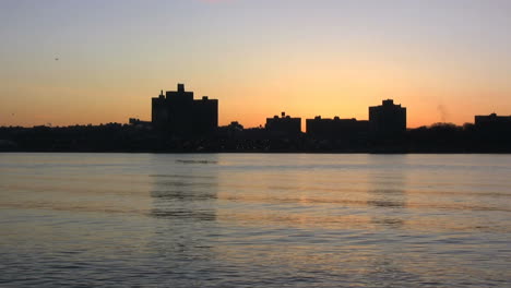 Edificios-De-Nueva-York-Y-El-Río-Al-Amanecer.