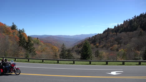 Parque-Nacional-De-Las-Montañas-Humeantes-De-Carolina-Del-Norte-Motocicletas-En-La-Carretera