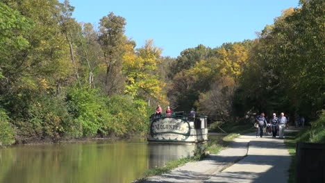 Ohio-Miami-and-Erie-Canal-boat-and-tourists-walking