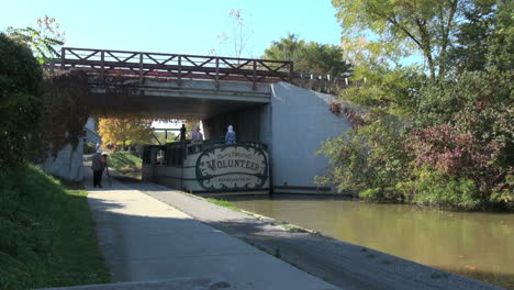Ohio-Miami-Y-Erie-Canal-Boat-Pasa-Por-Debajo-Del-Puente