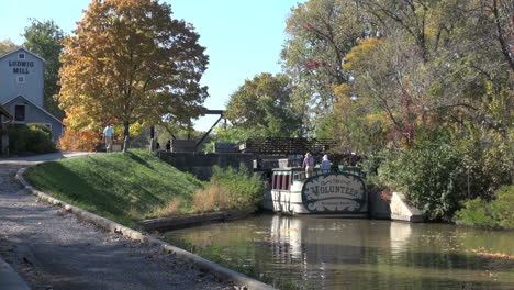 Ohio-Miami-Und-Erie-Kanalboot-Fährt-Unter-Der-Brücke-Durch