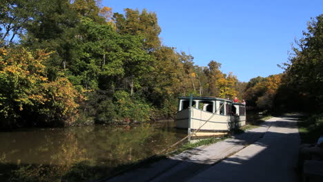 Ohio-barge-approaching-on-Miami-and-Erie-Canal