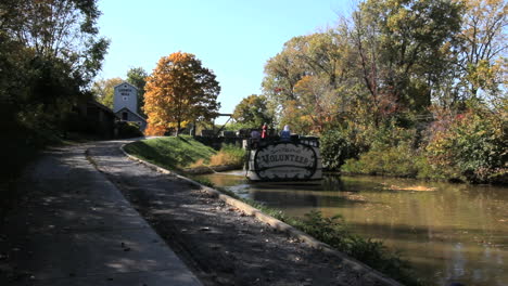 Ohio-barge-moves-down-the-Miami-and-Erie-Canal
