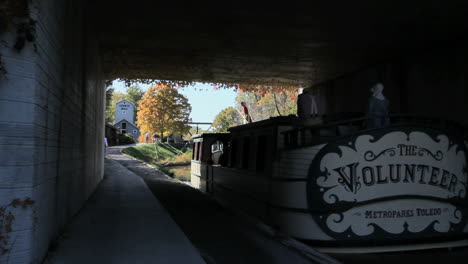 Ohio-Barge-En-Miami-Y-Erie-Canal-Bajo-El-Puente