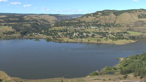 Oregon-Columbia-Gorge-Rowena-Crest-view-of-town-across-river
