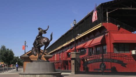 Oregon-Pendleton-cowboy-statue-and-arena