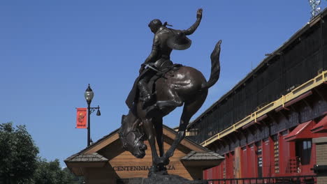 Oregon-Pendleton-Cowboy-Statue-Mit-Blauem-Himmel