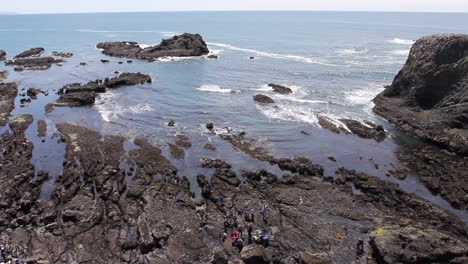 Oregon-Yakina-Head-Marea-Baja-Con-Gente-Sobre-Rocas