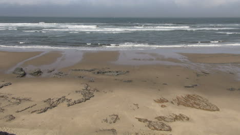 Oregon-beach-with-waves-at-low-tide