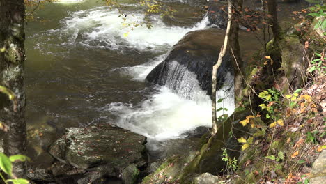 Tennessee-Stream-Ergießt-Sich-über-Felsen