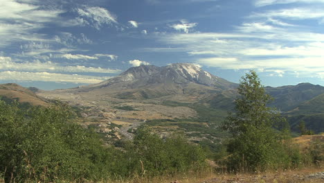Washington-Mount-St.-Helens-with-interesting-clouds