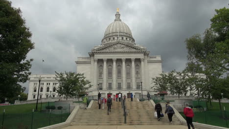 Wisconsin-Madison-State-House-Schritte