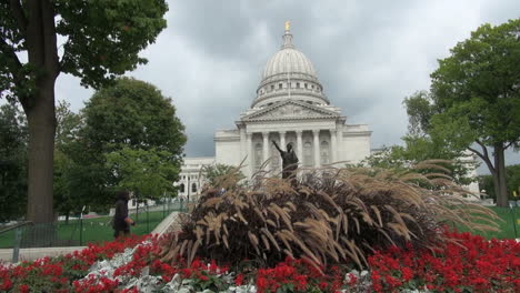 Wisconsin-Madison-State-House-with-flowers