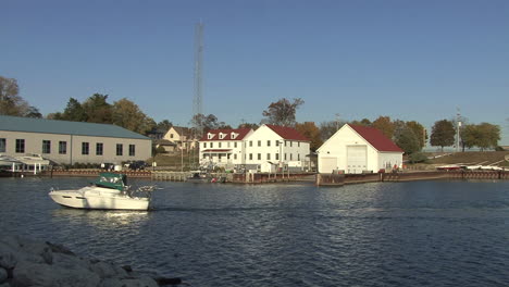 Wisconsin-Un-Crucero-De-Cabina-En-Kenosha-Bay.mov