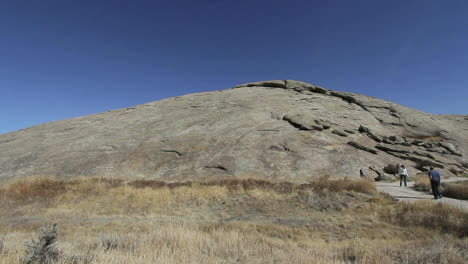 Vista-De-La-Roca-De-La-Independencia-De-Wyoming-Con-Personas