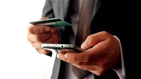Geschäftsmann-Macht-Online-Zahlung-Mit-Kreditkarte-Und-Smartphone-2
